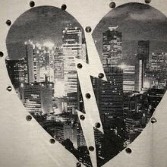 ✨ Studded Heart White Graphic Tee✨ - Picture 4 of 5